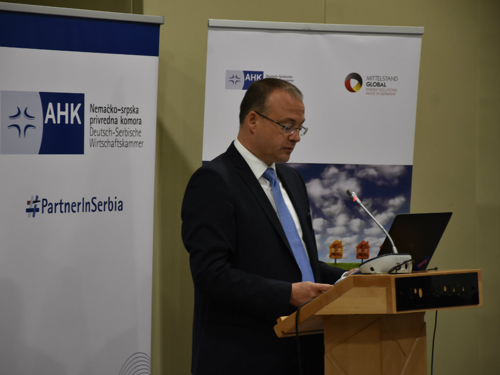 Bojan Predojevic bei der Eröffnung der Konferenz "Energieeffizienz in Gebäuden"