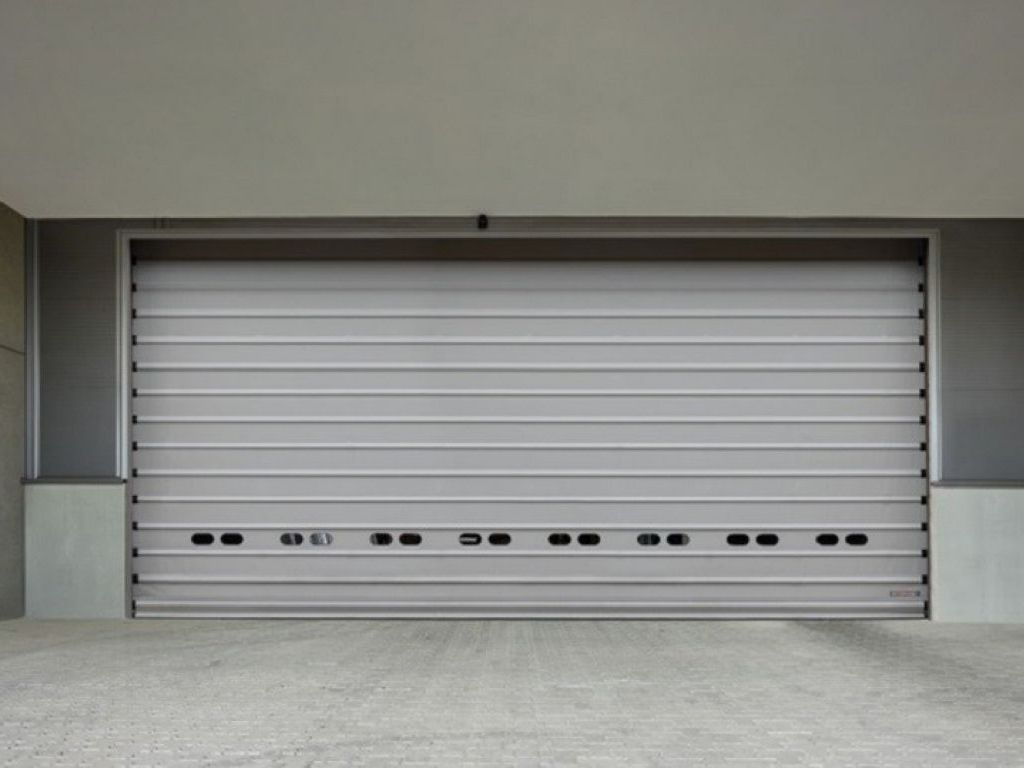 The high-speed folding door F 14005 is designed for large openings of up to 14 meters in width and 10 meters in height