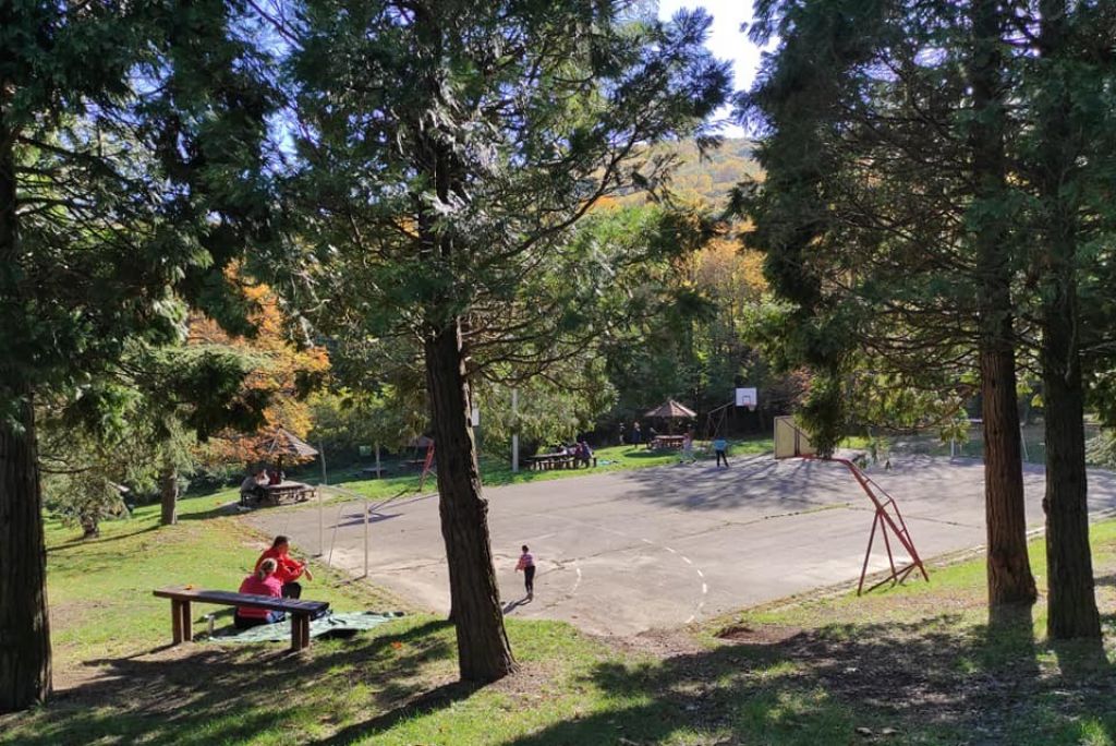 Ispod planinarkog doma Čarapićev brest nalazi se i sportski teren, kao i brojne klupice za izletnike
