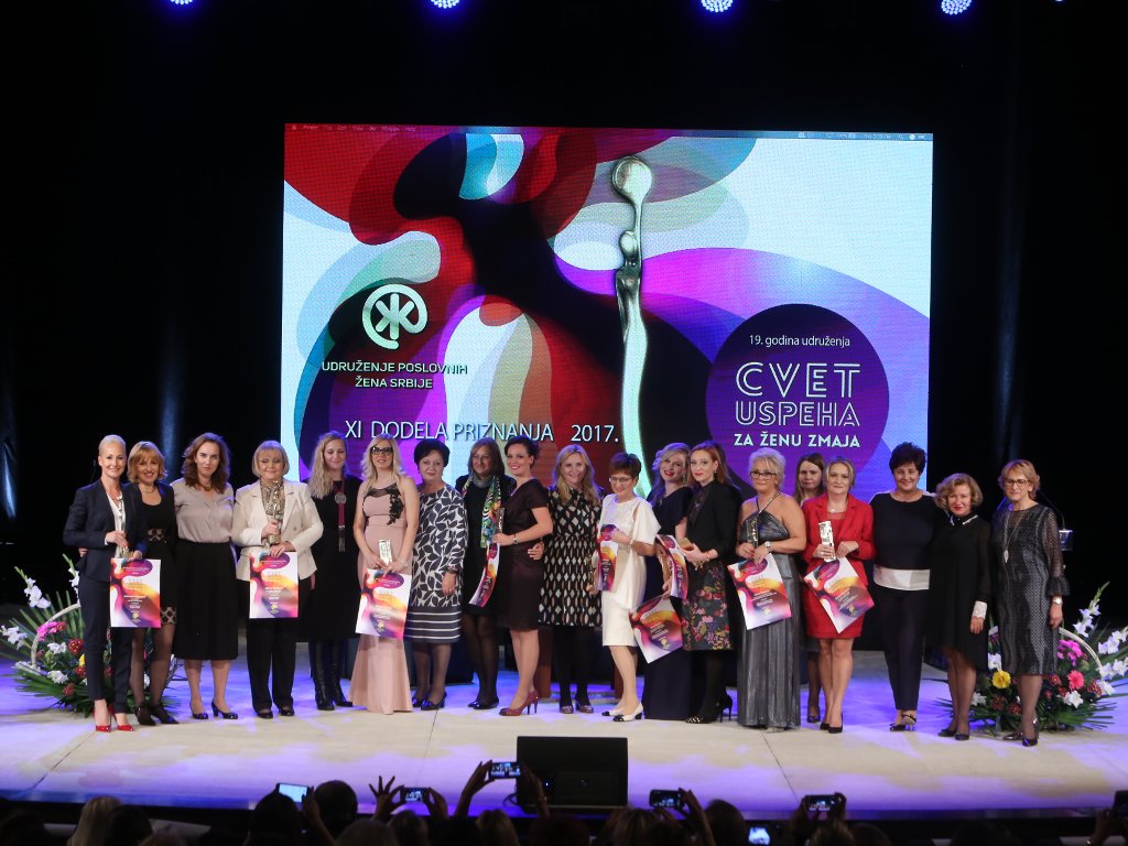 Unternehmerinnen, die mit dem Preis "Blume des Erfolgs für starke Frauen 2017" ausgezeichnet sind