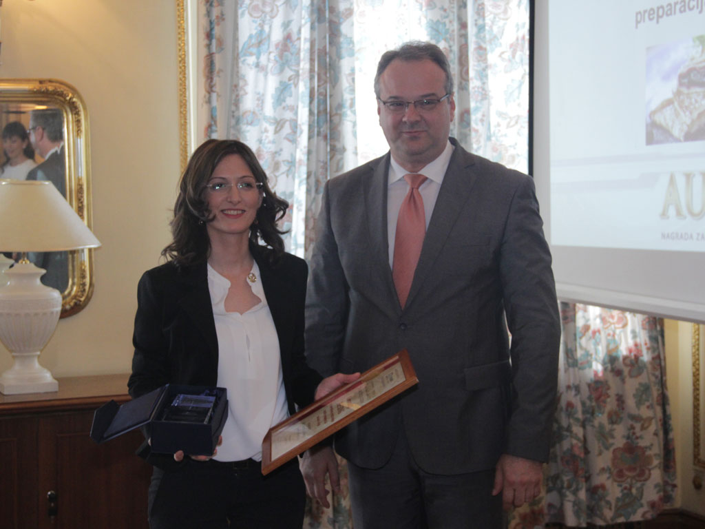 Präsident der Wirtschaftskammer Serbien  Željko Sertić überreichte Danka Kolarević den Preis "Aurea 2014"