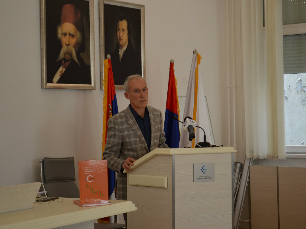 Porfesor Đorđe Đukić na promociji svoje knjige