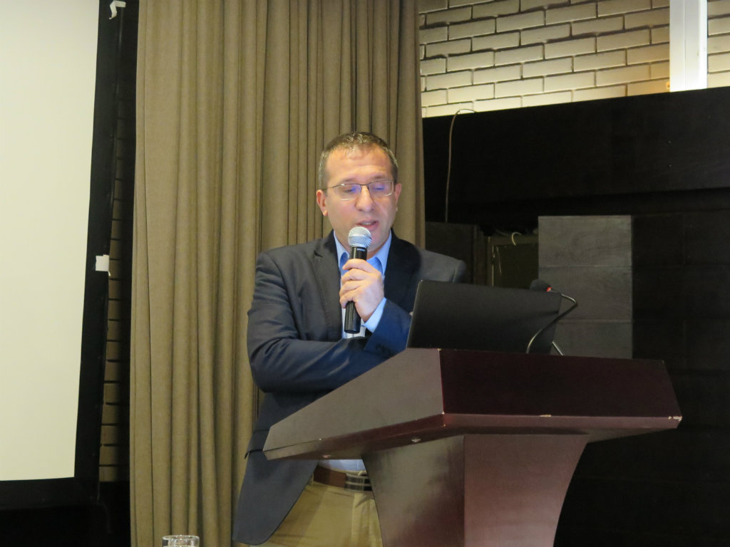 dr Dragan Vučković, profesor Elektronskog fakulteta Univerziteta u Nišu, prezentovao je temu "UGR u projektima osvetljenja, kataloški podaci i primena u praksi"