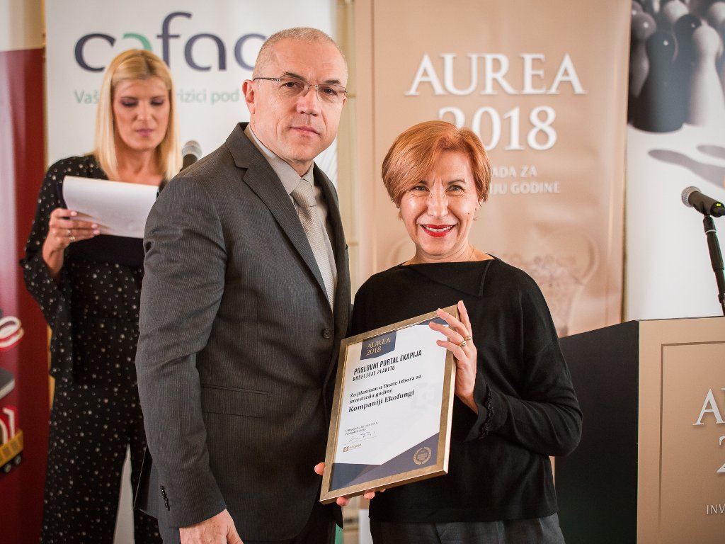 Ivanka Milenkovic receiving the plaque award as Aurea 2018 finalist from Zdravko Loncar, Executive Director of eKapija