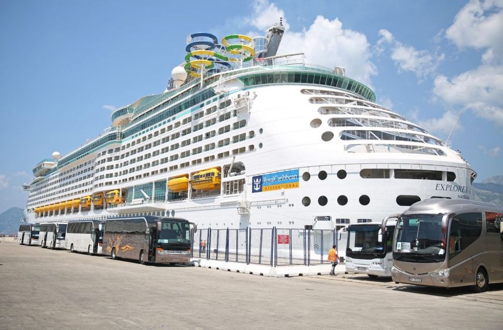 Kruzer Explorer Of The Seas kompanije Royal Caribbean nedavno u Luci Bar 