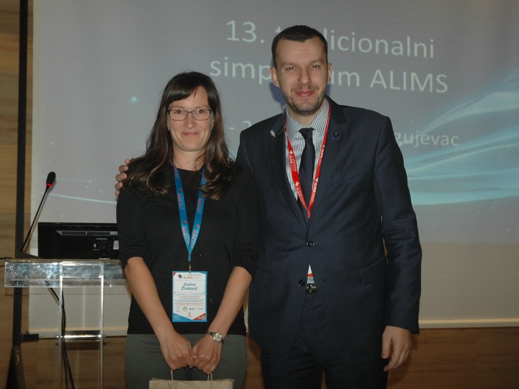 Zorica Živković iz Farmalogista prima nagradu od Pavla Zelića, predstavnika ALIMS