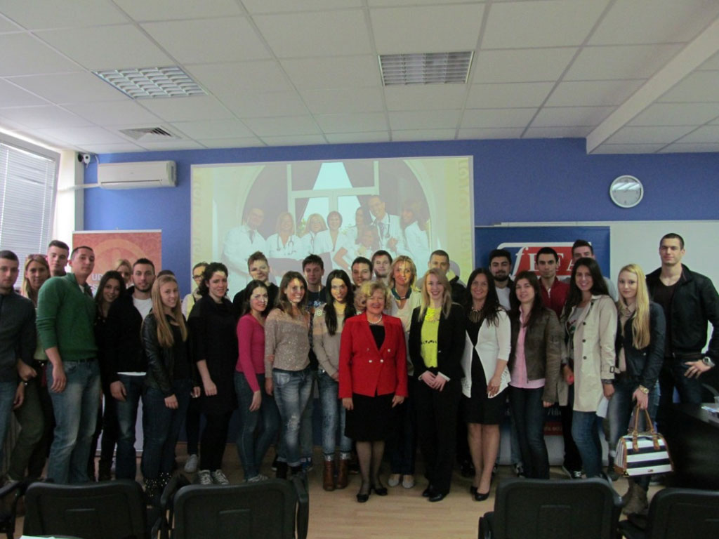 Dr Jasmina Knežević sa studentima