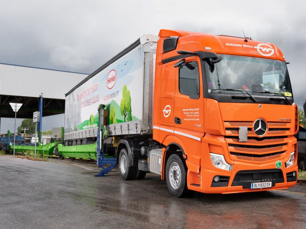 Kamion manevriše svoju prikolicu direktno na železnički vagon na terminalu za pretovar kontejnera u Beču