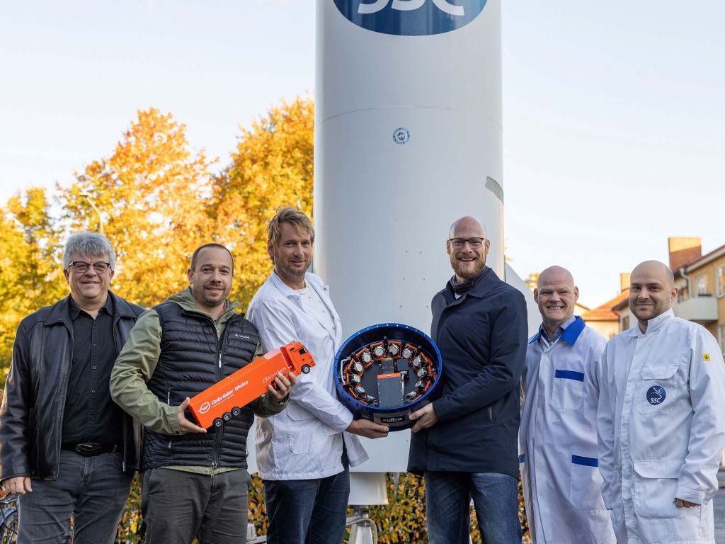 Fortis module – in the middle, tested by 13 clocks in weightlessness, will also be on the rocket. Participants in the project, from the left: Marcel Giger, Operations Manager, Fortis; Andreas Bentele, Marketing Manager, Fortis; Stefan Krämer, Program Manager, SubOrbital Express, SSC; Jupp Philipp, Owner and Director, Fortis; Oscar Löfgren, Mechanical Engineer, SSC; Christos Tolis, System Engineer, SSC