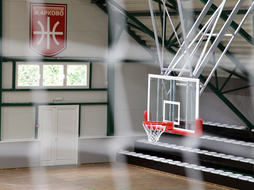 Junge Basketballspieler trainieren in einem modernen Raum