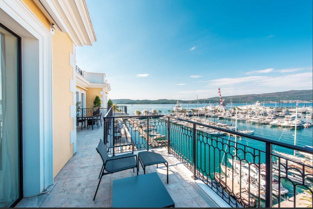 Luxury apartment in Hotel Regent with a view to the marina