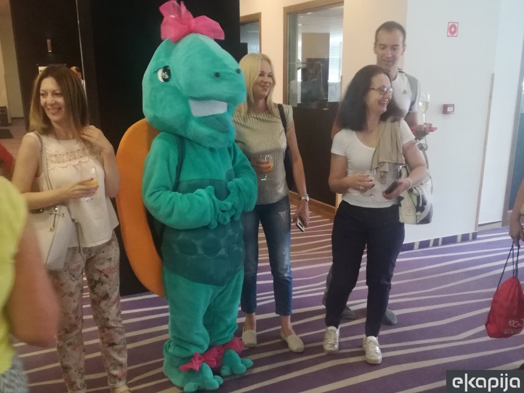 The mascot of Huguest Hotel Forras, turtle Szegi Teki, with the press and representatives of travel agencies from Serbia