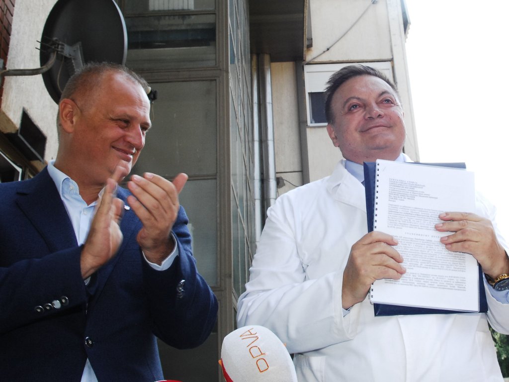 Goran Vesic and Milovan Bojic during the handing over of the construction permit