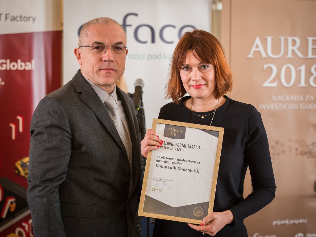 Daniela Stankovic receiving the plaque award as Aurea 2018 finalist from Zdravko Loncar, Executive Director of eKapija