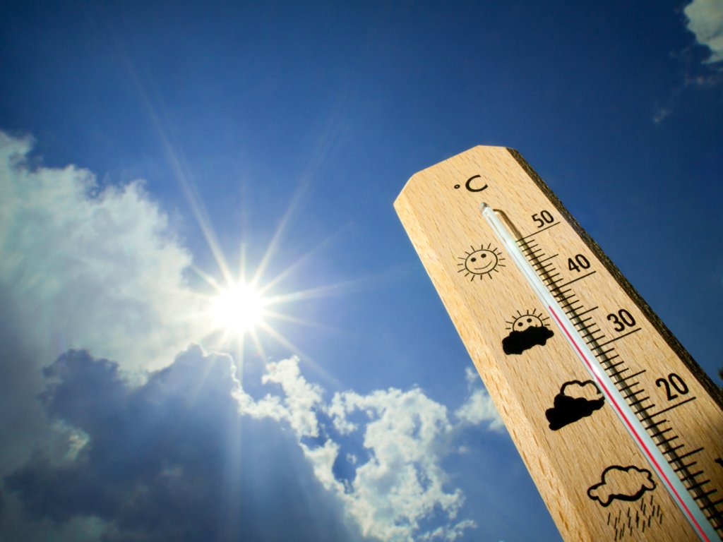 Klimatolozi i meteorolozi predviđaju da bi ovo ljeto moglo biti najtoplije na Zemlji otkada se vrše organizovana i stalna mjerenja temperature vazduha – 1860. godine. Direktor Zavoda za hidrometeorologiju i seizmologiju Luka Mitrović kaže da će Crna Gora po tom pitanju, sa velikom vjerovatnoćom, dijeliti sudbinu planete.<br><br>- Ljeto 2020. godine biće toplije od višegodišnjeg prosjeka 1981-2010. godina, sa prosječnom temperaturom višom od tri do pet stepeni, uz veliku vjerovatnoću ostvarenja. Pritom je u sva tri ljetnja mjeseca (jun, jul, avgust