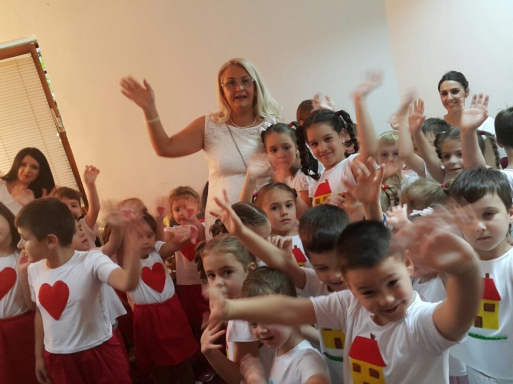 Marina Stanković sa mališanima iz vrtića Meda
