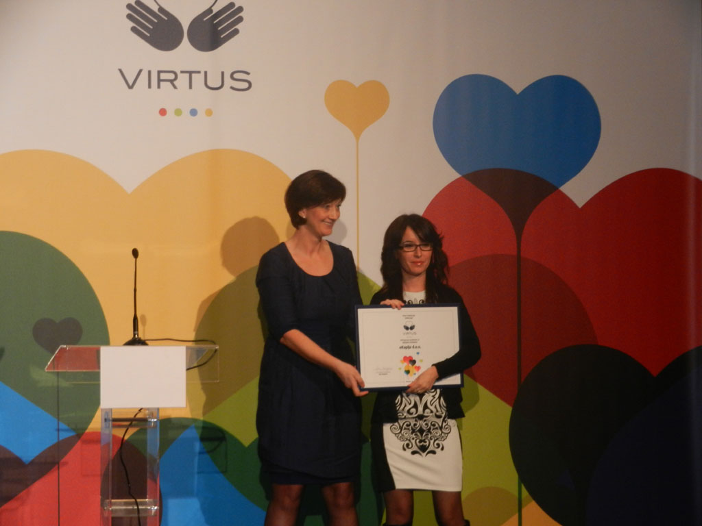Mia Vukojević, izvršna direktorka "Trag fondacije" uručuje nagradu glavnoj i odgovornoj urednici "eKapije" Mariji Kambić