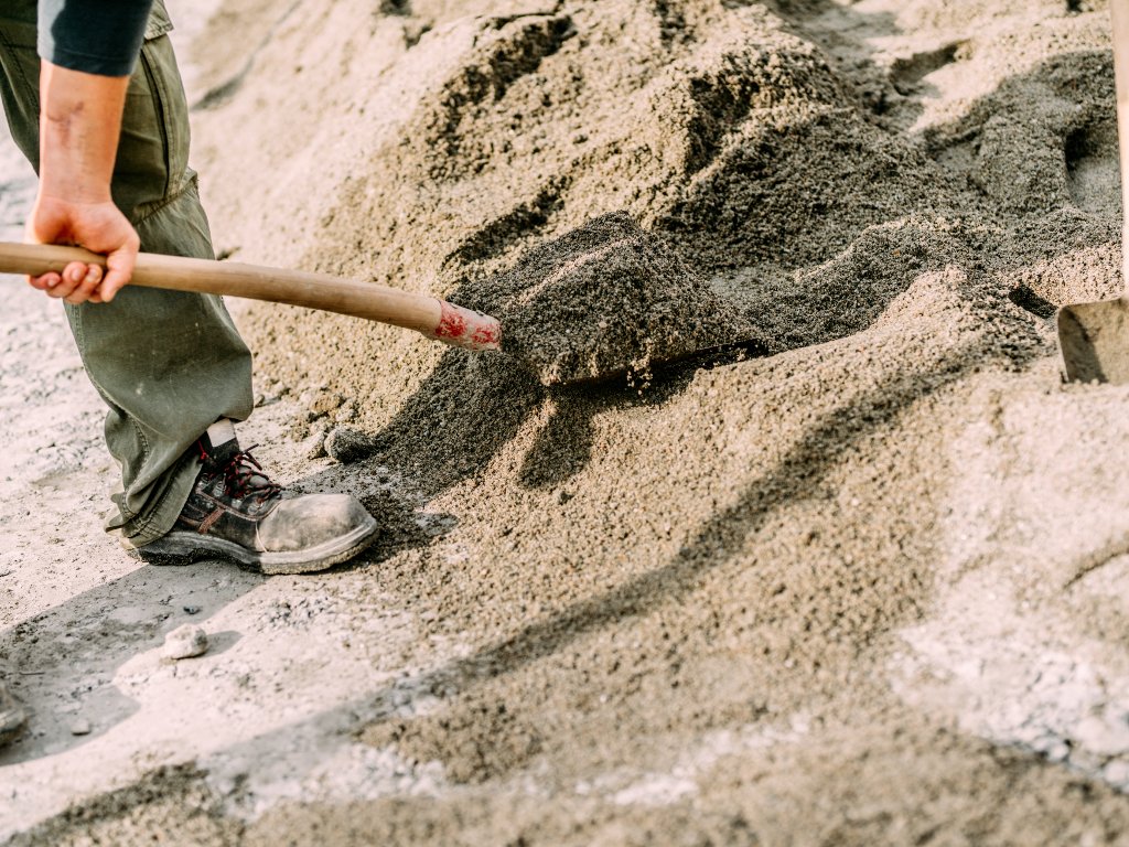 Korišćenjem pepela u kombinaciji sa zemljom smanjuju se potrebe za peskom, što je posebno važno u vreme njegove globalne nestašice