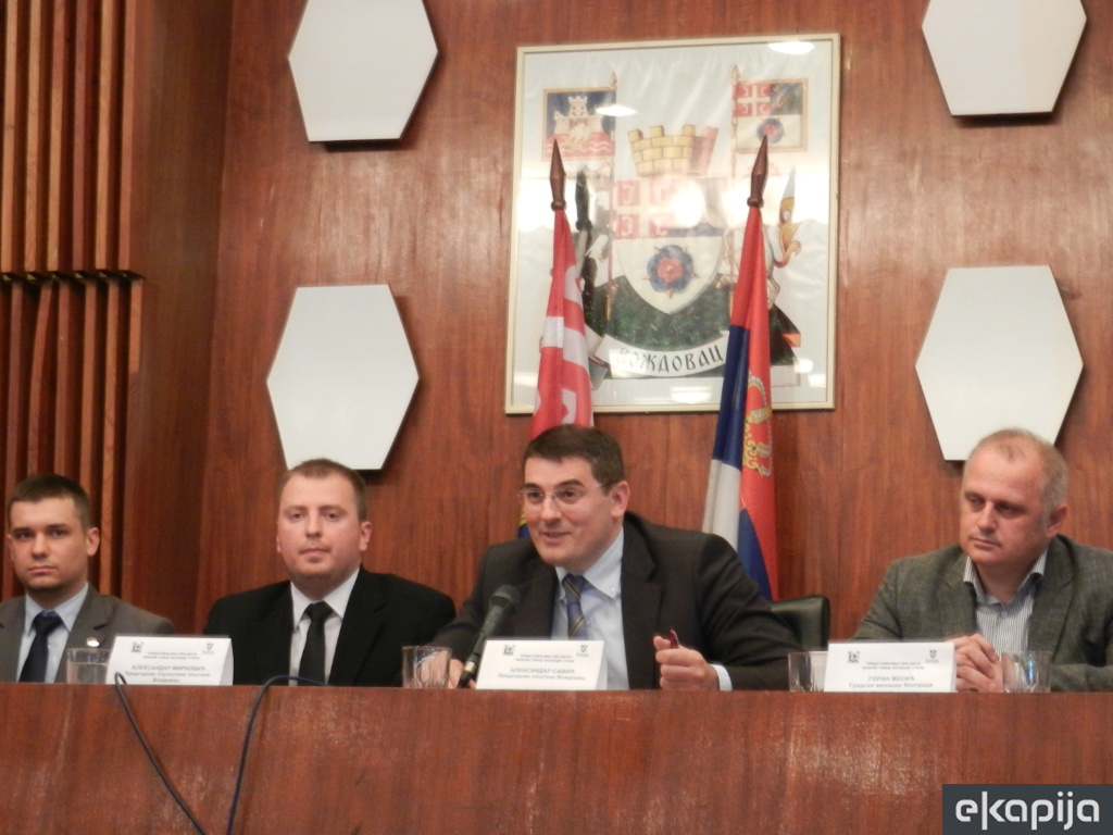Mitglied des Bezirkrats, Relja Ognjenović, Präsident des Gemeindrats Aleksandar Mirković, Bezirkleiter Aleksandar Savić und Stadtmanager Goran Vesić