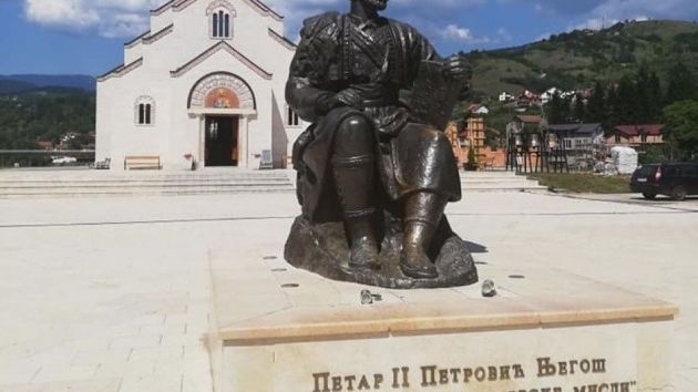 trg i spomenik Petra Petrovića Njegoša Andrićgrad Višegrad