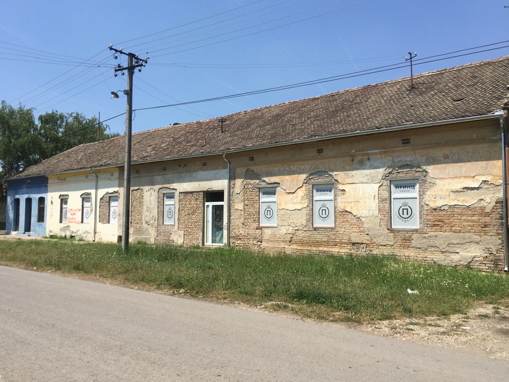 Die Brauerei befindet sich in einem alten Gebäude in Omoljica aus der Zeit von Österreich-Ungarn