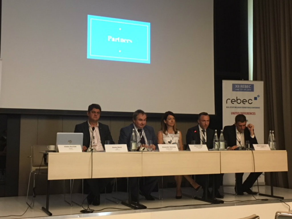 Teilnehmer einer Podiumdiskussion auf der REBEC-Konferenz 2019