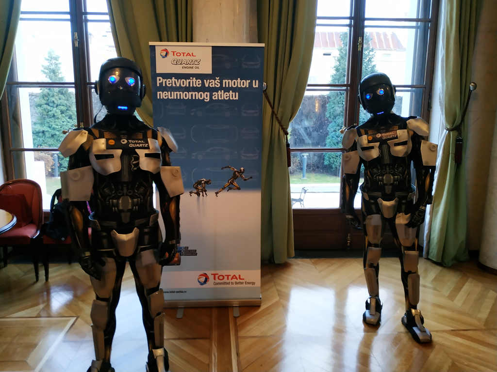 Roboti maskote u rezidenciji Francuske ambasade