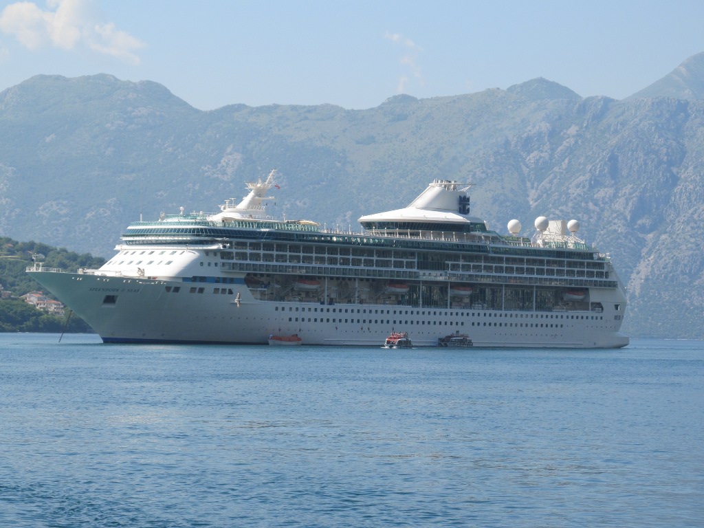 Kreuzfahrtschiff "Royal Caribbean" im Hafen Kotor
