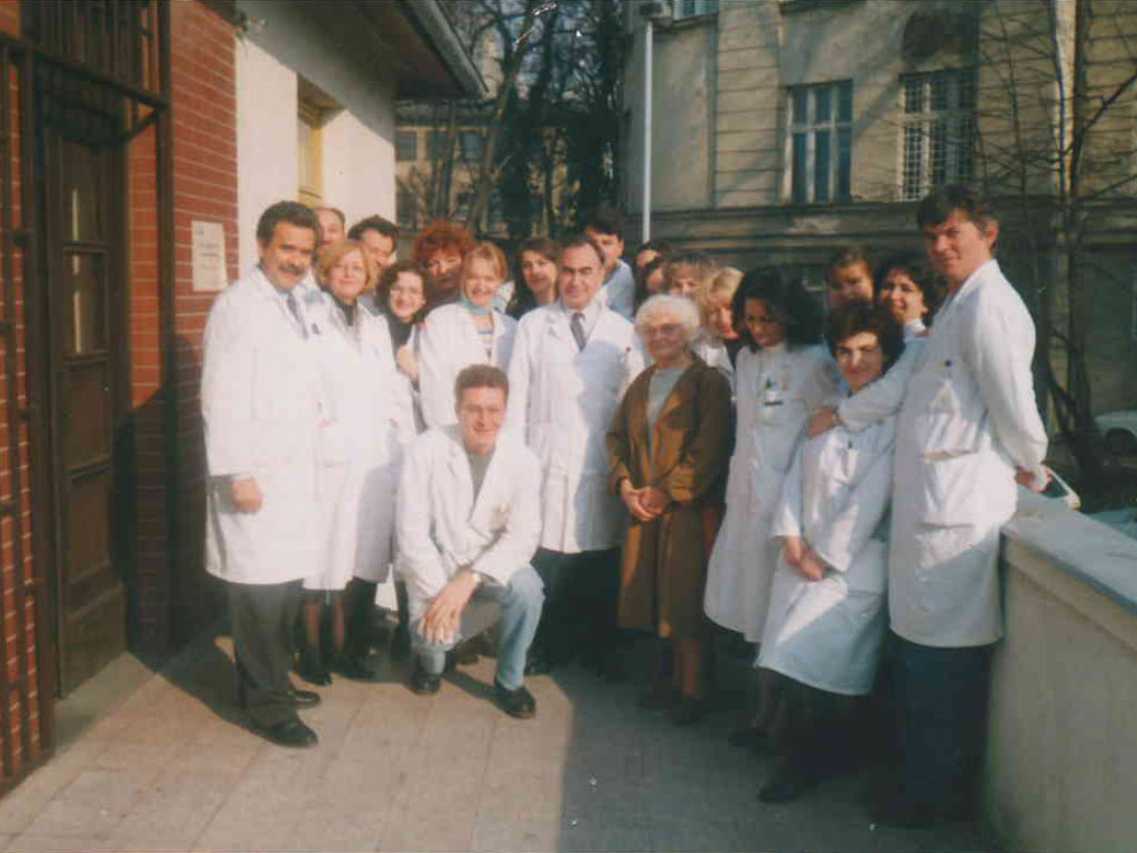 Prof. dr Jelena Gospavić, prof. Lević i grupa lekara ispred Neurološke klinike