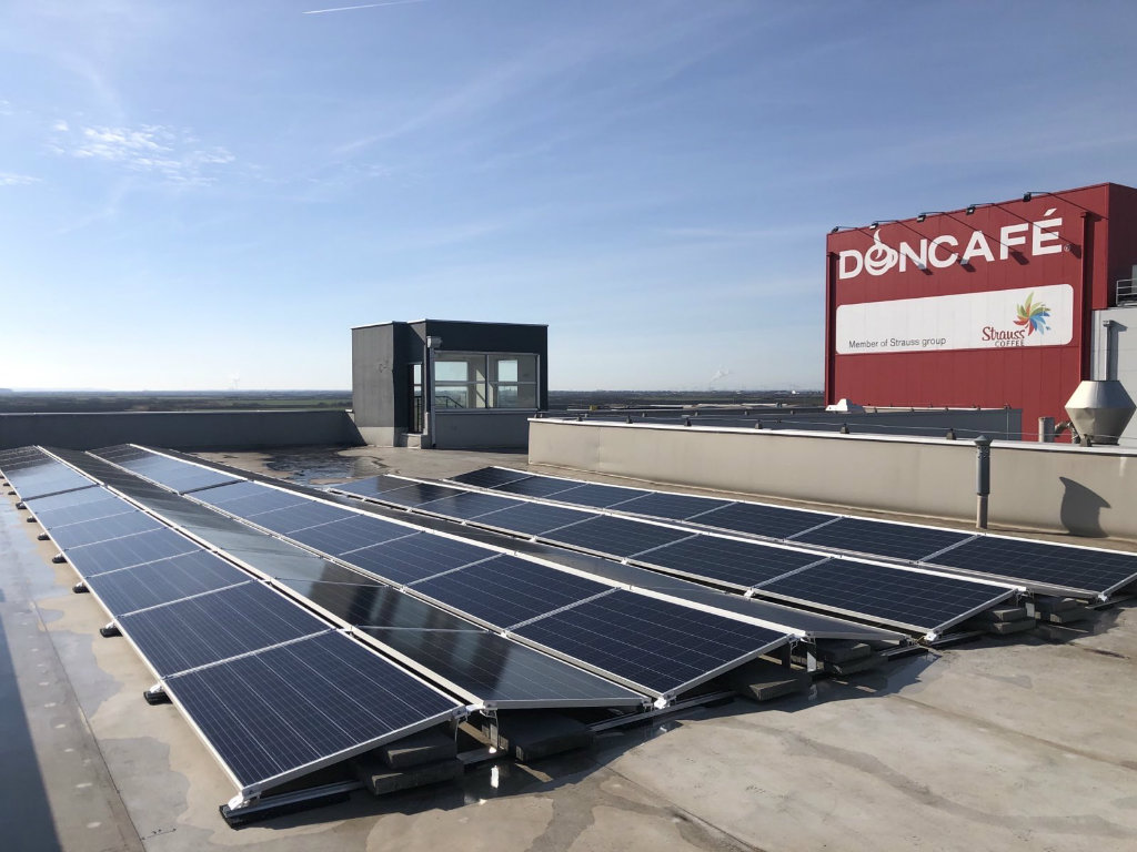 Solarkollektoren auf dem Dach des Doncafé-Werks in Simanovci