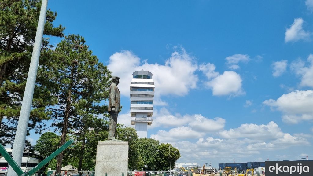 Spomenik Nikoli Tesli, u pozadini Kontrolni toranj