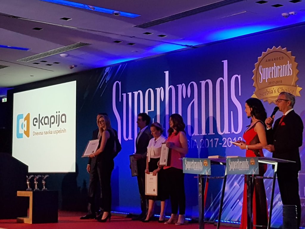Ivana Bezarević, izvršna urednica eKapije prima Superbrands nagradu