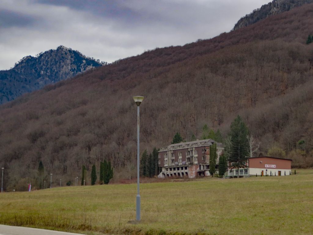Devastirani hotel Sutjeska i obnovljeni muzej
