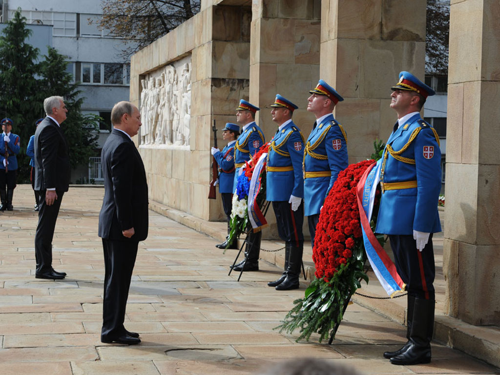 Pre početka parade Nikolić i Putin odali su poštu palim borcima