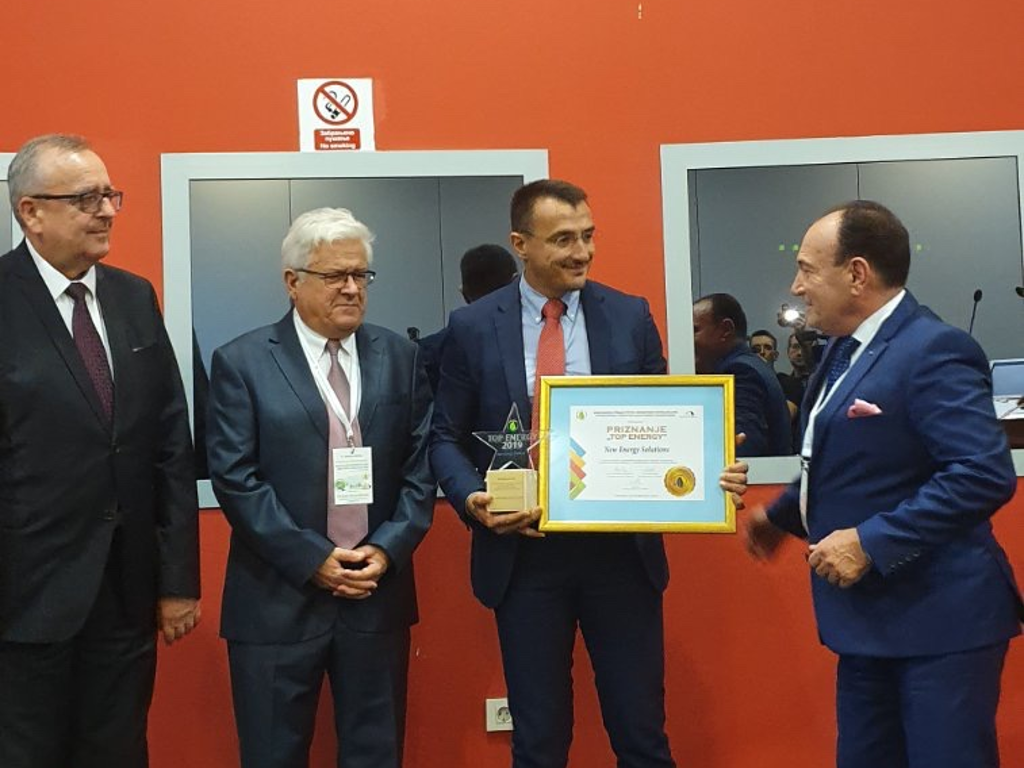 Director of Energy Agency, Dejan Popovic, provincial secretary for construction, Nenad Grbic, director of NES, Milos Colic, with the award and forum president, Tihomir Simic