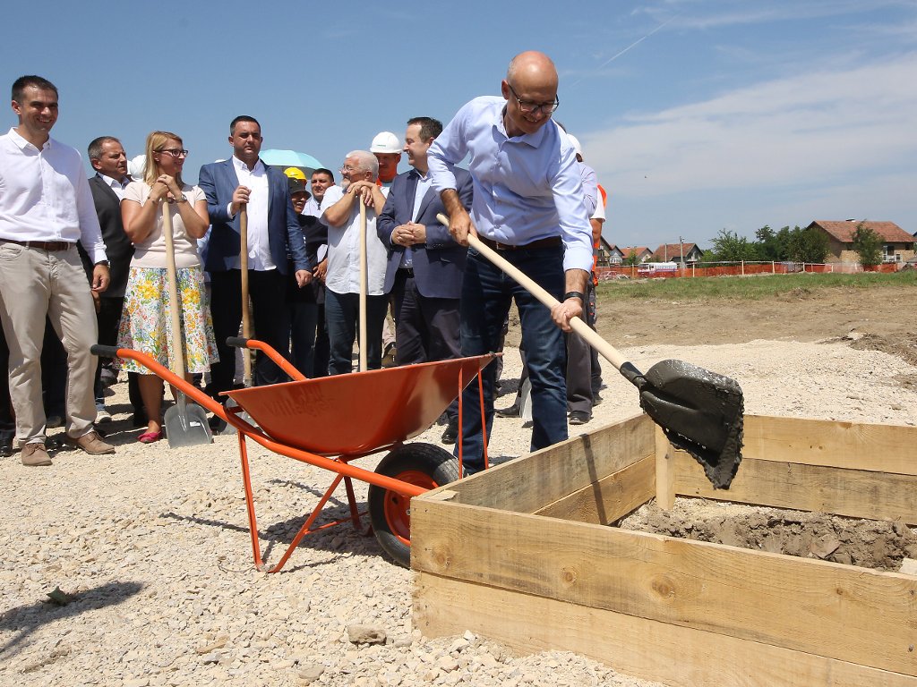 Miloš Vučević, gradonačelnik Novog Sada na postavljanju kamena temeljca