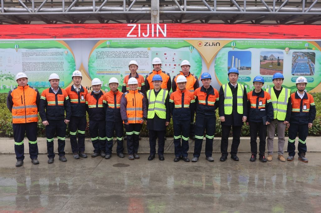 Ambasador Li Ming, u sredini, sa radnicima kompanije Zijin Copper